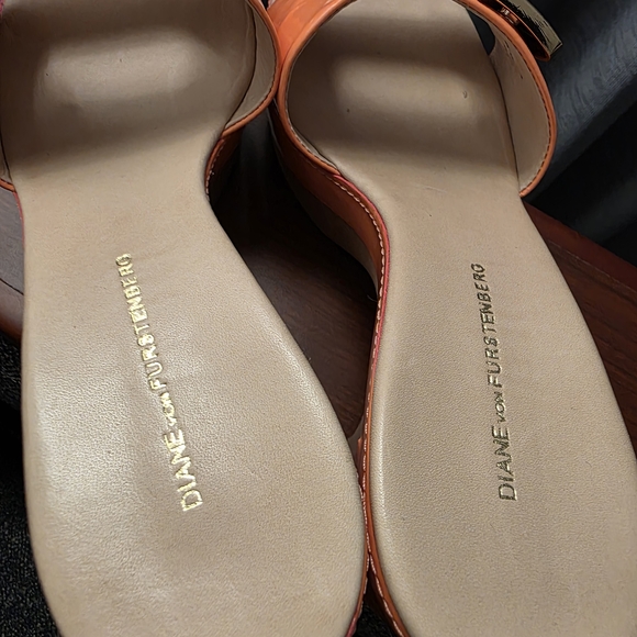DIANE VON FURSTENBERG Peach Nectar PATENT LEATHER Wooden DVF LOGO Heeled Sandals - Picture 5 of 11
